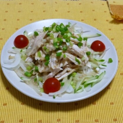 蒸しあがったむね肉を裂いている段階でしっとり感が伝わってきました！下味程度の程よい塩味もついてとても美味しかったです。ご馳走様でした☆